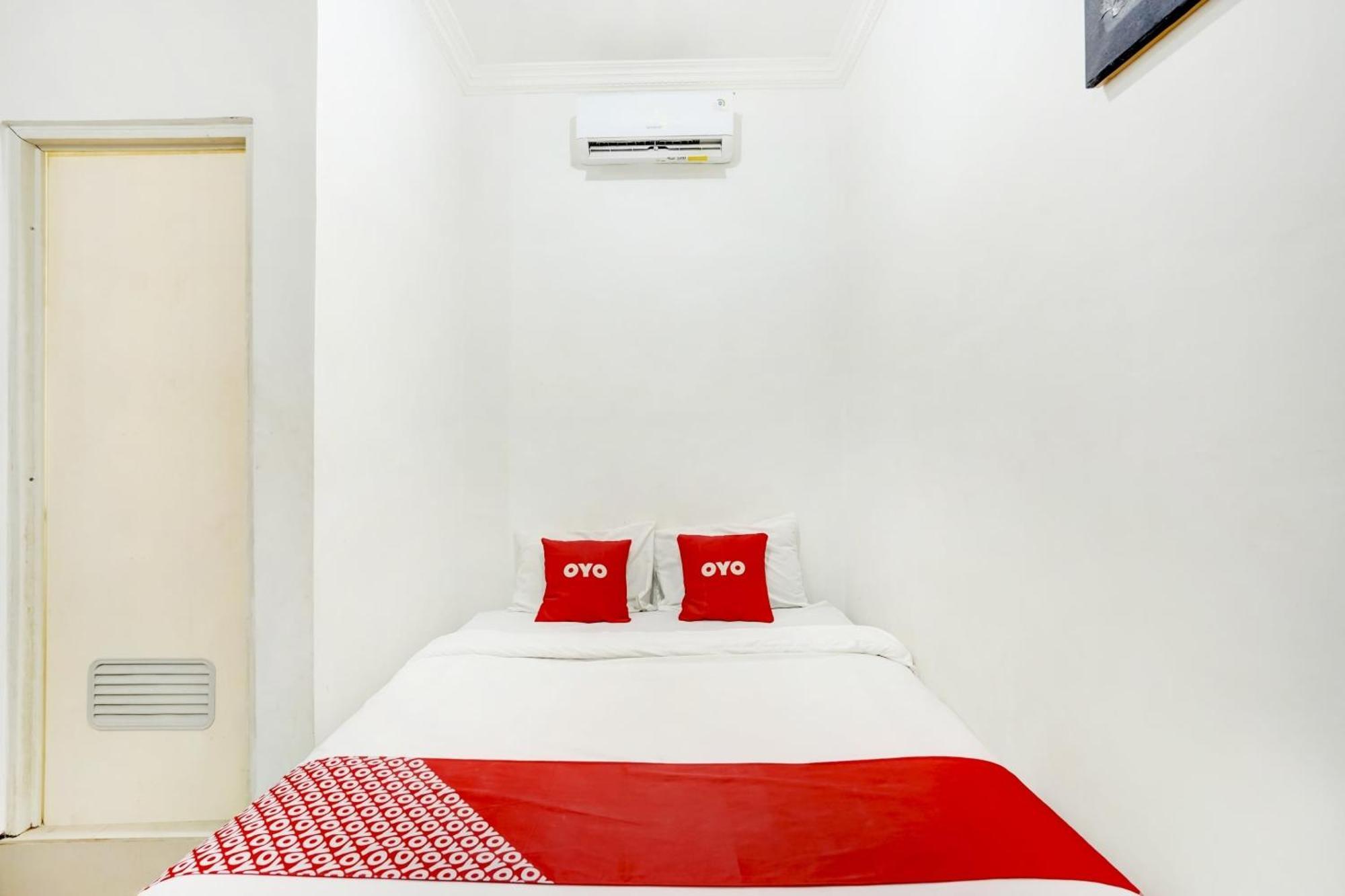 Super Oyo 3702 Homestay Bougenville Syariah Lamongan Exteriör bild