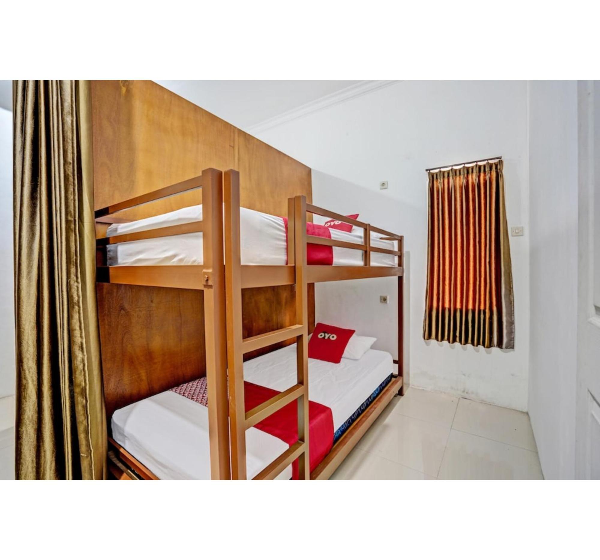 Super Oyo 3702 Homestay Bougenville Syariah Lamongan Exteriör bild