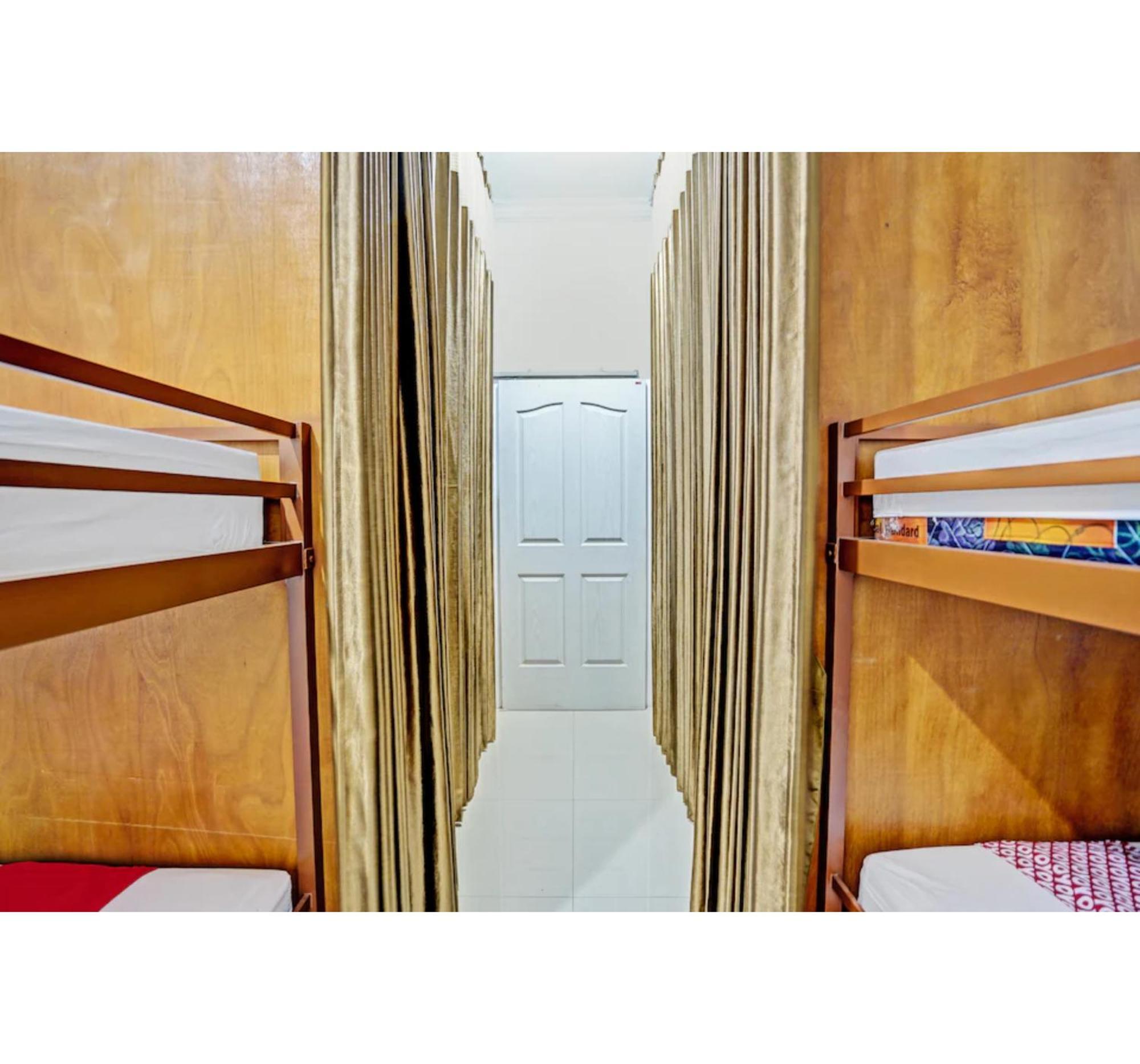 Super Oyo 3702 Homestay Bougenville Syariah Lamongan Exteriör bild