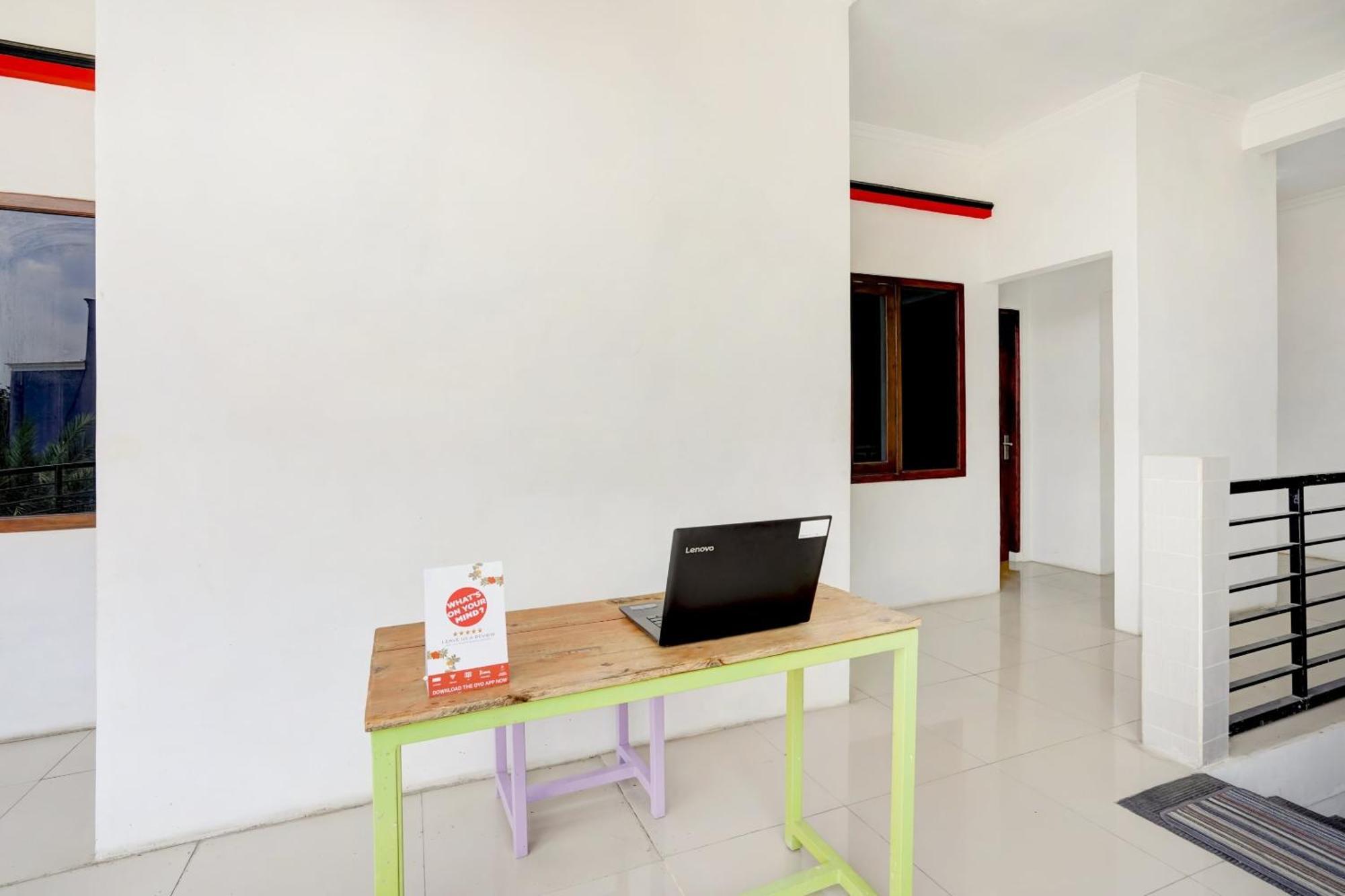 Super Oyo 3702 Homestay Bougenville Syariah Lamongan Exteriör bild
