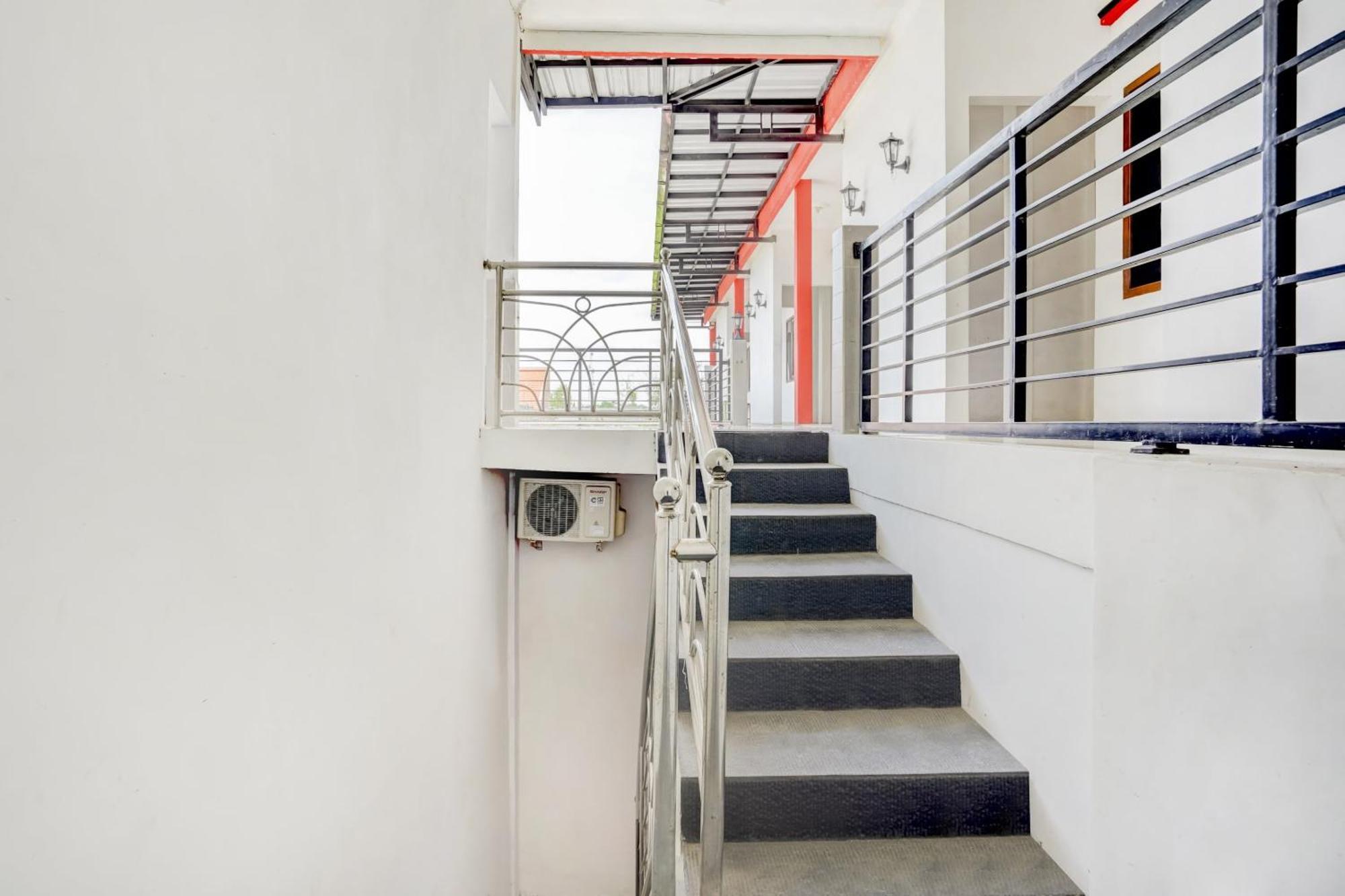Super Oyo 3702 Homestay Bougenville Syariah Lamongan Exteriör bild