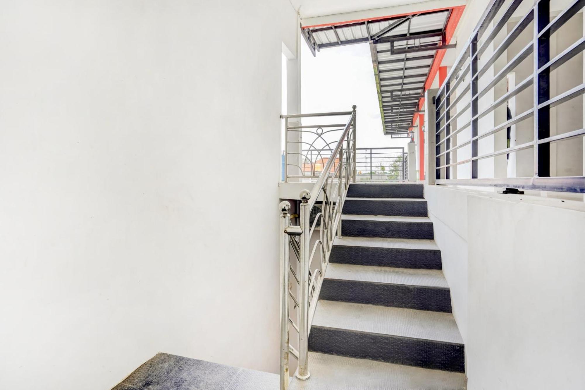 Super Oyo 3702 Homestay Bougenville Syariah Lamongan Exteriör bild