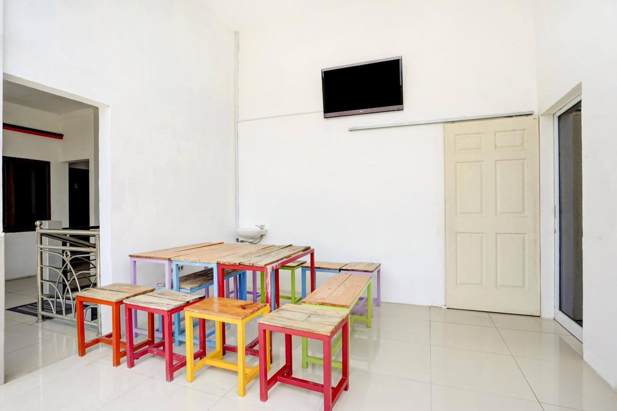 Super Oyo 3702 Homestay Bougenville Syariah Lamongan Exteriör bild