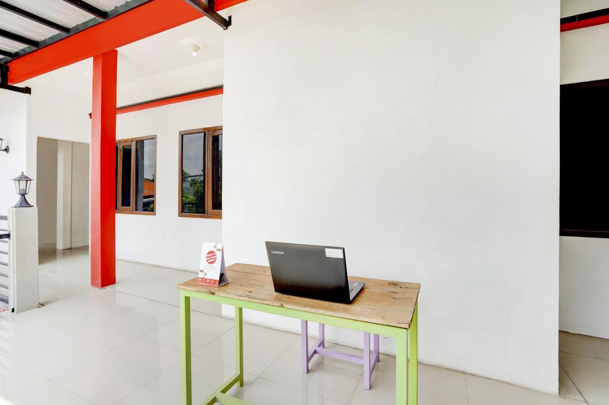 Super Oyo 3702 Homestay Bougenville Syariah Lamongan Exteriör bild
