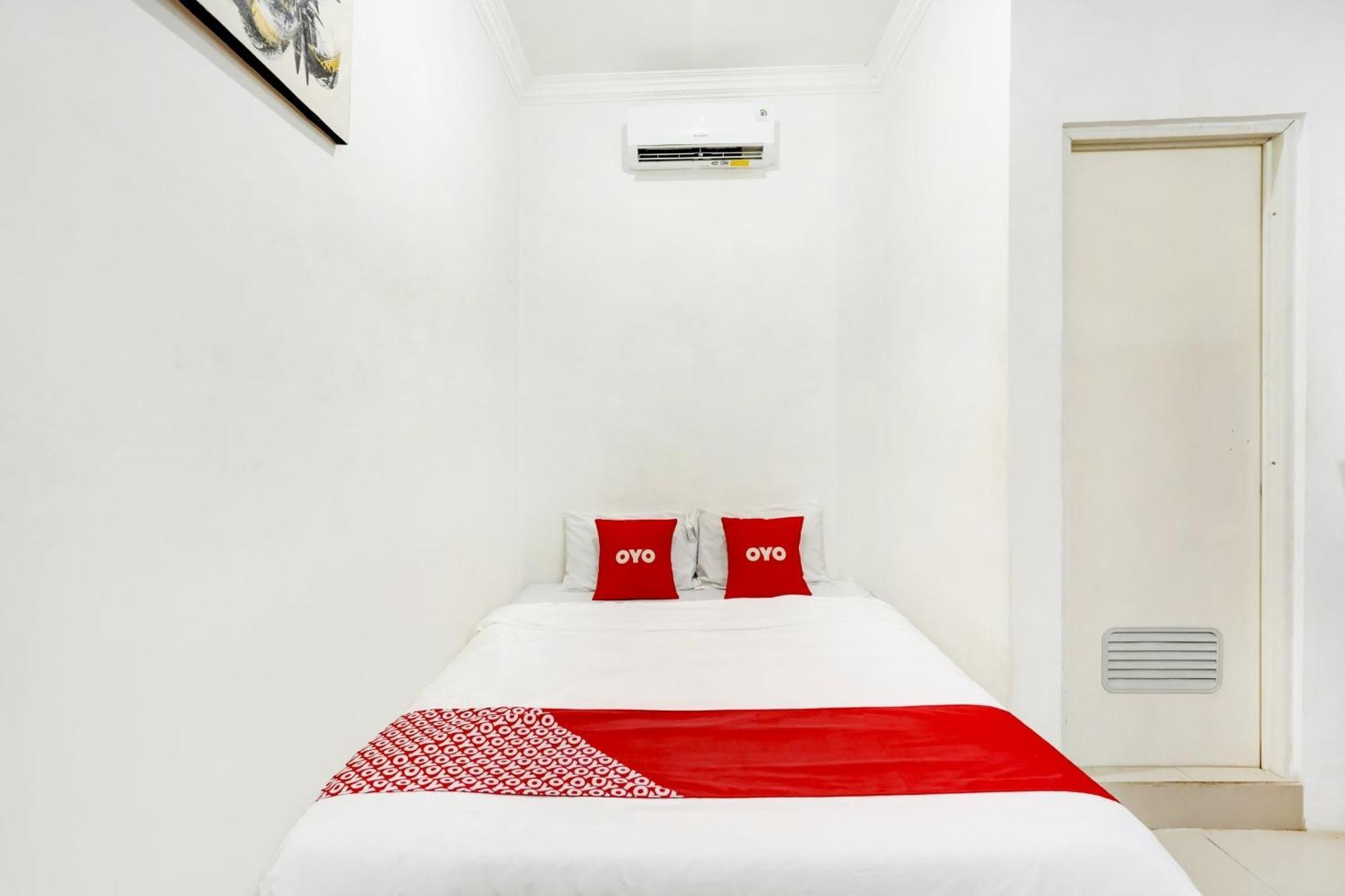 Super Oyo 3702 Homestay Bougenville Syariah Lamongan Exteriör bild