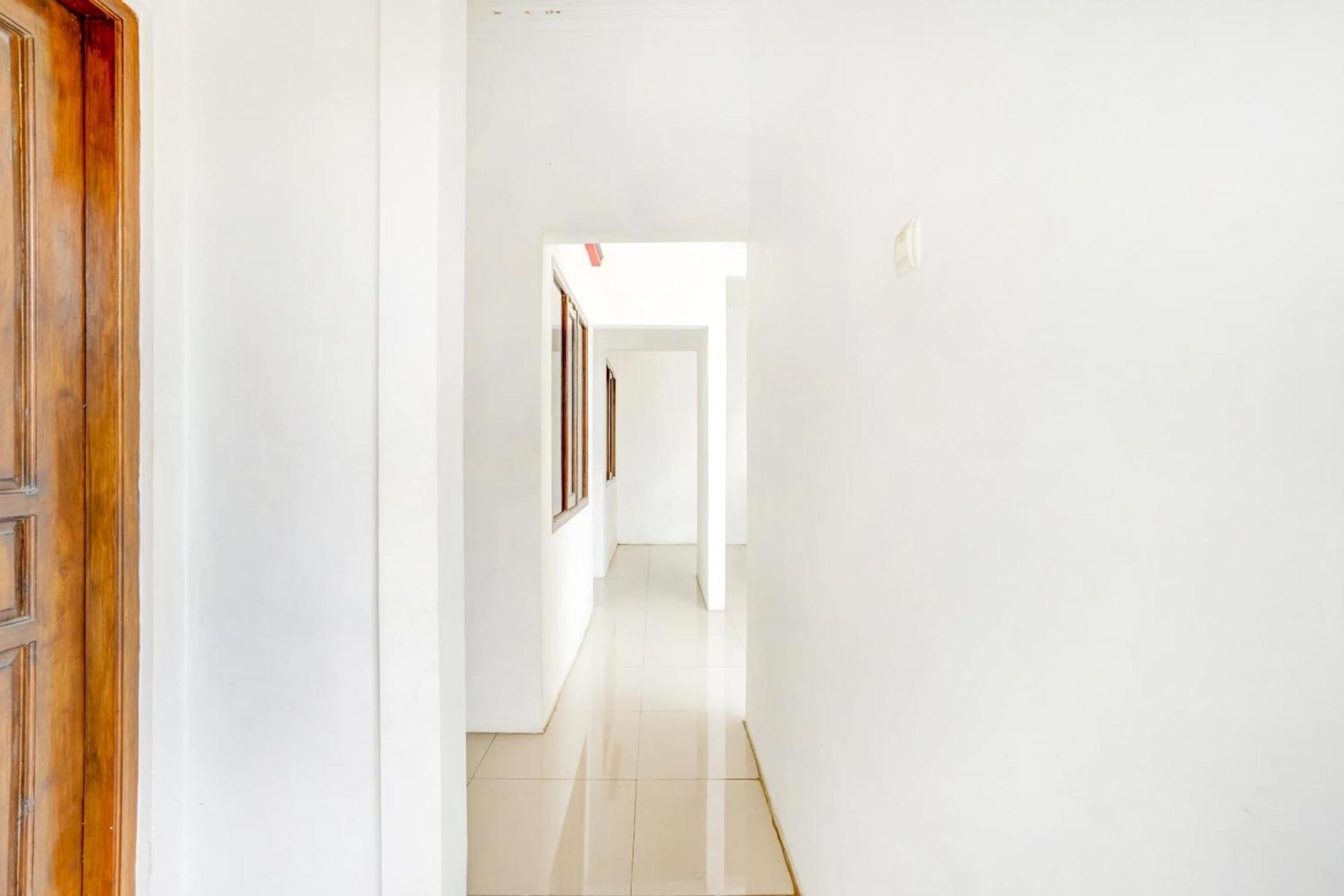 Super Oyo 3702 Homestay Bougenville Syariah Lamongan Exteriör bild