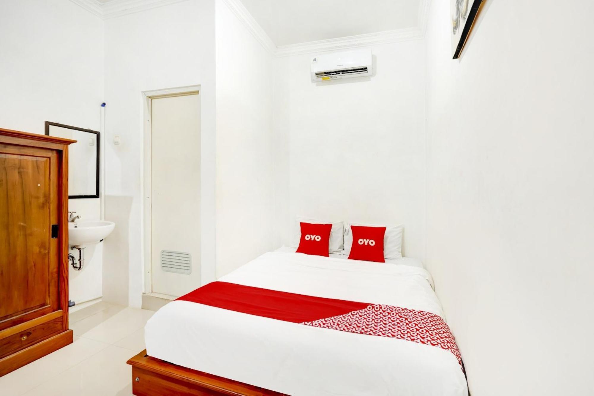 Super Oyo 3702 Homestay Bougenville Syariah Lamongan Exteriör bild