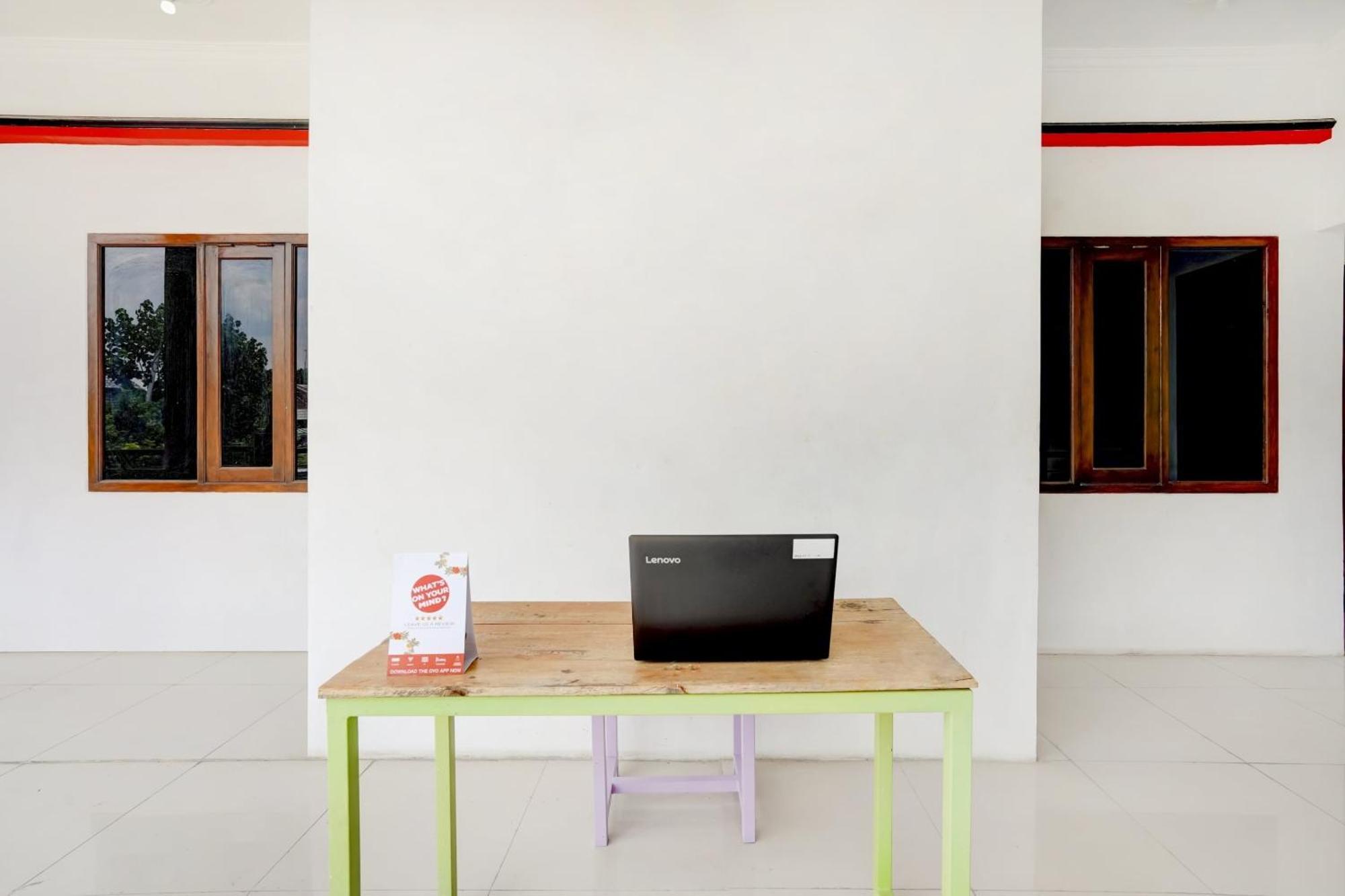 Super Oyo 3702 Homestay Bougenville Syariah Lamongan Exteriör bild