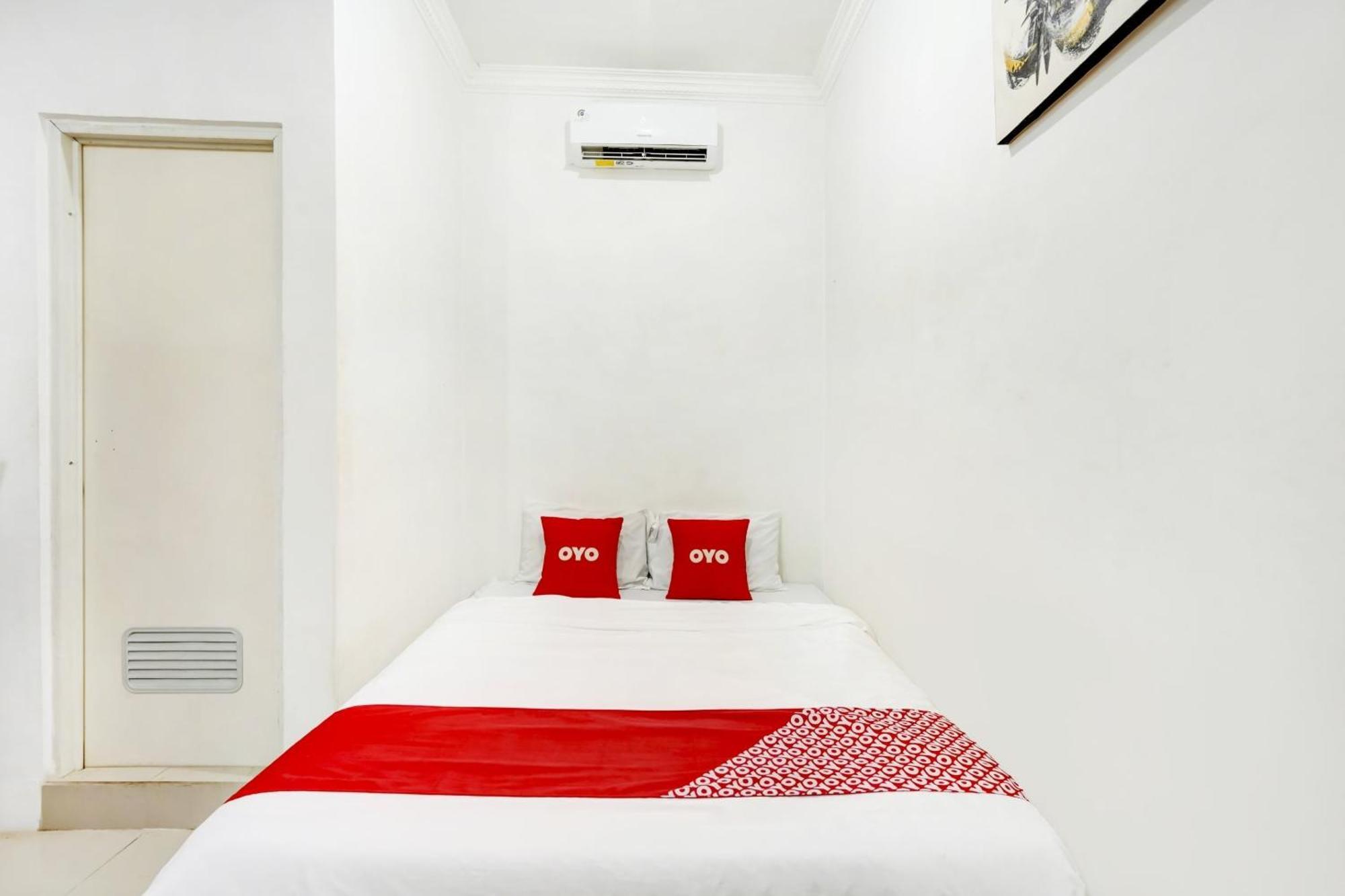 Super Oyo 3702 Homestay Bougenville Syariah Lamongan Exteriör bild